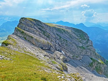 Tannensee Gölü 'nün (veya Tannen Gölü) yukarısındaki Gross Hohmad tepesi ve Uri Alpleri dağ kütlesi, Melchtal - İsviçre' nin Obwald Kantonu (Kanton Obwalden, Schweiz))