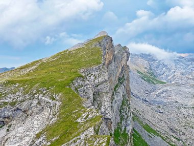 Alp zirvesi Chli Hohmad Tannensee Gölü (veya Tannen Gölü) ve Uri Alpleri dağ kütlesi Melchtal - İsviçre 'nin Obwald Kantonu (Kanton Obwalden, Schweiz)