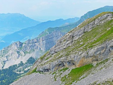 Alp zirvesi Chli Hohmad Tannensee Gölü (veya Tannen Gölü) ve Uri Alpleri dağ kütlesi Melchtal - İsviçre 'nin Obwald Kantonu (Kanton Obwalden, Schweiz)