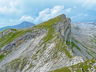 Alp zirvesi Chli Hohmad Tannensee Gölü (veya Tannen Gölü) ve Uri Alpleri dağ kütlesi Melchtal - İsviçre 'nin Obwald Kantonu (Kanton Obwalden, Schweiz)
