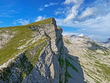 Alp zirvesi Chli Hohmad Tannensee Gölü (veya Tannen Gölü) ve Uri Alpleri dağ kütlesi Melchtal - İsviçre 'nin Obwald Kantonu (Kanton Obwalden, Schweiz)