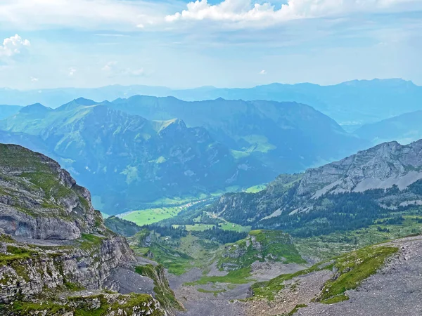 Alp Vadisi Melchtal, Grosse Melchaa nehri boyunca uzanır ve Uri Alpleri 'nde dağ kitlesi, Melchtal - Kanton of Obwald, İsviçre (Kanton Obwalden, Schweiz)