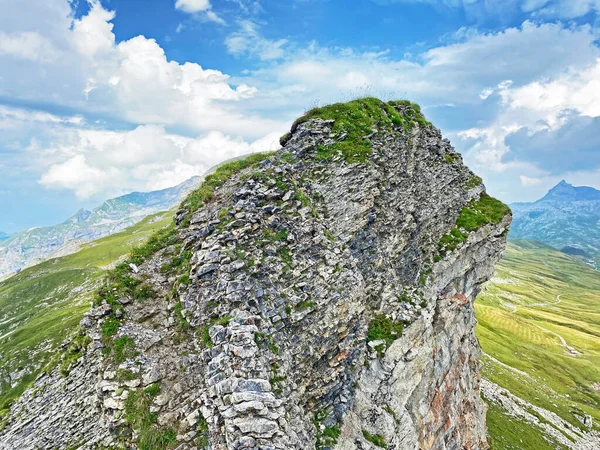 Tannensee Gölü 'nün yukarısındaki Tannenschild tepesi (veya Tannen Gölü) ve Uri Alpleri dağ kütlesi, Melchtal - İsviçre' nin Obwald Kantonu (Kanton Obwalden, Schweiz)