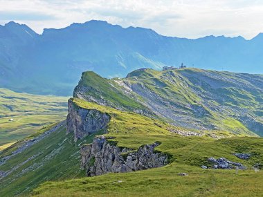 Alp, Tannenschild ve Bonistock 'u Melchsee ve Tannensee göllerinin ve Uri Alp dağlarının tepelerinde, Melchtal Kantonu - Obwald, İsviçre (Kanton Obwalden, Schweiz)