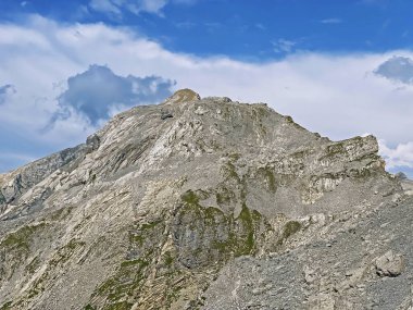 Alp tepesi Huetstock Barglen Schiben Melchtal vadisinde (veya Melch vadisinde) ve Uri Alpleri dağ kitlesi Melchtal 'da (Kanton Obwalden, Schweiz))