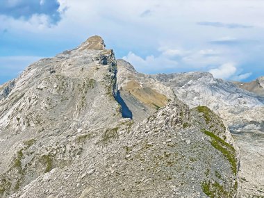 Alp tepesi Huetstock Barglen Schiben Melchtal vadisinde (veya Melch vadisinde) ve Uri Alpleri dağ kitlesi Melchtal 'da (Kanton Obwalden, Schweiz))