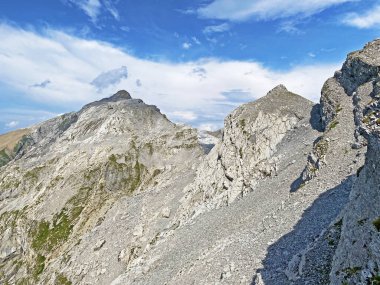 Alp tepesi Huetstock Barglen Schiben Melchtal vadisinde (veya Melch vadisinde) ve Uri Alpleri dağ kitlesi Melchtal 'da (Kanton Obwalden, Schweiz))