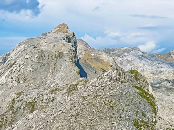 Alp tepesi Huetstock Barglen Schiben Melchtal vadisinde (veya Melch vadisinde) ve Uri Alpleri dağ kitlesi Melchtal 'da (Kanton Obwalden, Schweiz))