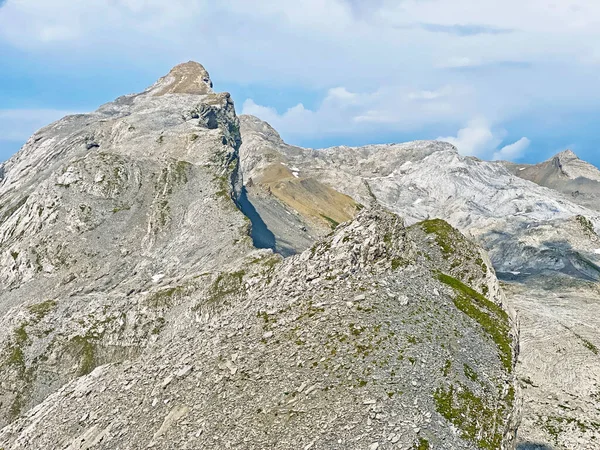 Alp tepesi Huetstock Barglen Schiben Melchtal vadisinde (veya Melch vadisinde) ve Uri Alpleri dağ kitlesi Melchtal 'da (Kanton Obwalden, Schweiz))