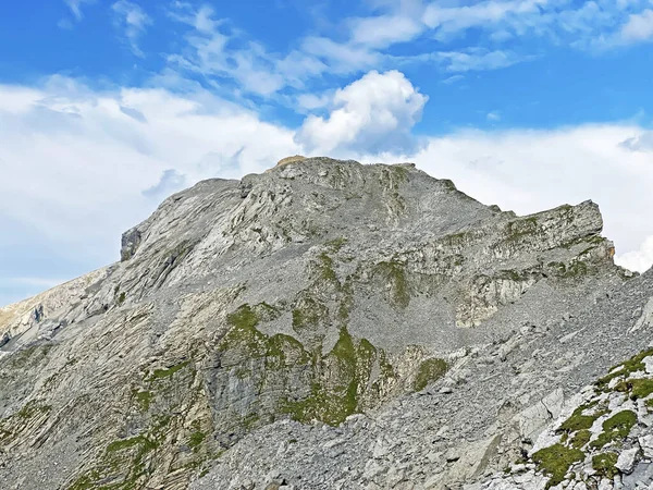 Alp tepesi Huetstock Barglen Schiben Melchtal vadisinde (veya Melch vadisinde) ve Uri Alpleri dağ kitlesi Melchtal 'da (Kanton Obwalden, Schweiz))