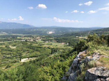 Eski Pican kasabasındaki gözcü noktasından bakıldığında - Istria, Hırvatistan / Pogled sa vidikovca na starom gradu Pican - Istra, Hrvatska