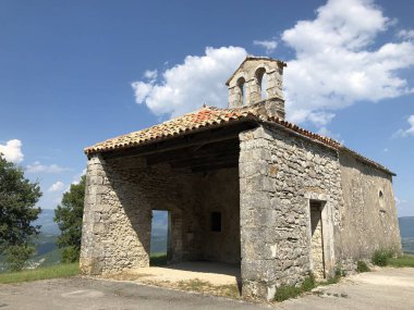 XIII 'ten Aziz Michael' ın Roma kilisesi. Yüzyıl, Pican - Istria, Hırvatistan / Romanicka crkvica Svetog Mihovila iz XIII. stoljeca, Pican - Istra, Hrvatska