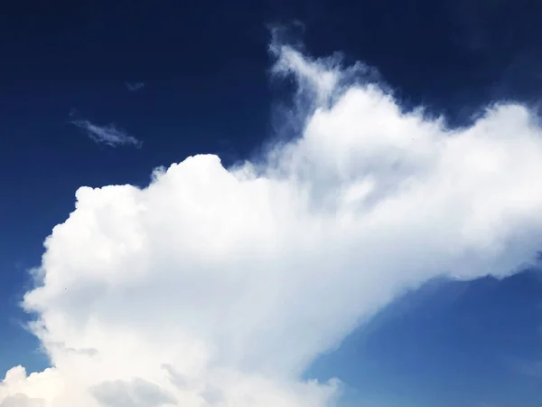 Όμορφος Ουρανός Και Υπέροχα Σύννεφα Πάνω Από Δάση Και Βοσκοτόπια — Φωτογραφία Αρχείου
