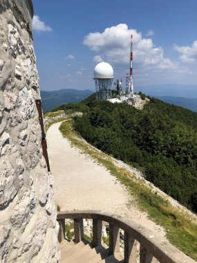 Vojak Gözlem Kulesi veya Vojak Tepesi 'ndeki Taş Gözlem Kulesi veya Kula na Vojaku - Doğa Parkı Ucka, Hırvatistan / Razgledna kamena kula na Vojaku ili Vidikovac kula Vojak - Park Ucka, Hrvatska