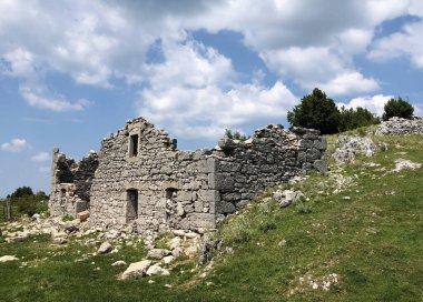 Mimari ve Mala Ucka - Ucka doğa parkı, Hırvatistan / Arhitektura I stare tradicijske kuce planinskog naselja Mala Ucka - Park Ucka