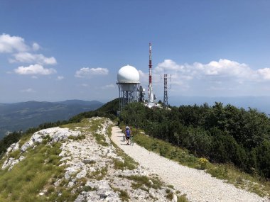 Radyo ve televizyon vericisi Ucka ya da Ucka 'nın tepesindeki bir tekrarlayıcı - Ucka doğa parkı, Hırvatistan - Radiotelevizijski odasiljac Ucka ili yineleyici na vrhu Ucke - Park Ucka, Hrvatska