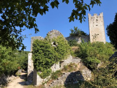 Ortaçağ Dvigrad (Duecastelli, Docastelli), Kanfanar - Istria, Hırvatistan - Ruevine starog srednjovekovnog grada Dvigrada ili stari grad Dvigrad (Moncastello i Castel Parentino)