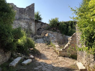 Ortaçağ Dvigrad (Duecastelli, Docastelli), Kanfanar - Istria, Hırvatistan - Ruevine starog srednjovekovnog grada Dvigrada ili stari grad Dvigrad (Moncastello i Castel Parentino)