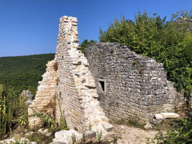 Ortaçağ Dvigrad (Duecastelli, Docastelli), Kanfanar - Istria, Hırvatistan - Ruevine starog srednjovekovnog grada Dvigrada ili stari grad Dvigrad (Moncastello i Castel Parentino)