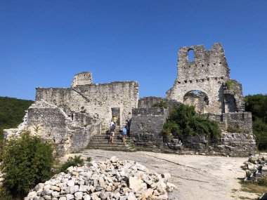 Ortaçağ Dvigrad (Duecastelli, Docastelli), Kanfanar - Istria, Hırvatistan - Ruevine starog srednjovekovnog grada Dvigrada ili stari grad Dvigrad (Moncastello i Castel Parentino)