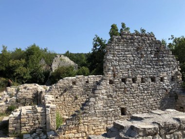 Ortaçağ Dvigrad (Duecastelli, Docastelli), Kanfanar - Istria, Hırvatistan - Ruevine starog srednjovekovnog grada Dvigrada ili stari grad Dvigrad (Moncastello i Castel Parentino)