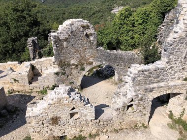 Ortaçağ Dvigrad (Duecastelli, Docastelli), Kanfanar - Istria, Hırvatistan - Ruevine starog srednjovekovnog grada Dvigrada ili stari grad Dvigrad (Moncastello i Castel Parentino)