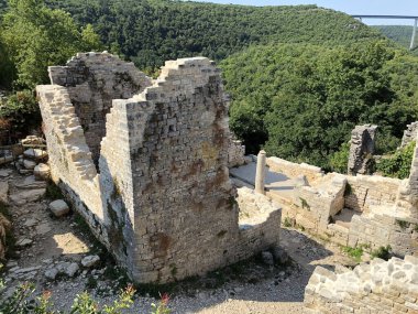 Ortaçağ Dvigrad (Duecastelli, Docastelli), Kanfanar - Istria, Hırvatistan - Ruevine starog srednjovekovnog grada Dvigrada ili stari grad Dvigrad (Moncastello i Castel Parentino)