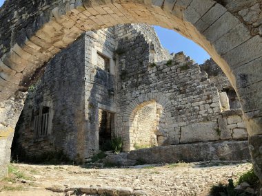 Ortaçağ Dvigrad (Duecastelli, Docastelli), Kanfanar - Istria, Hırvatistan - Ruevine starog srednjovekovnog grada Dvigrada ili stari grad Dvigrad (Moncastello i Castel Parentino)