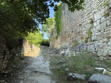Ortaçağ Dvigrad (Duecastelli, Docastelli), Kanfanar - Istria, Hırvatistan - Ruevine starog srednjovekovnog grada Dvigrada ili stari grad Dvigrad (Moncastello i Castel Parentino)