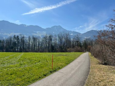 İsviçre 'nin Schwyz kentindeki vadi havzasında Lauerz Gölü (Lauerzersee) etrafında yürüyüş, spor ve dinlenme yolları bulunmaktadır (Schweiz)