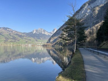 İsviçre 'nin Schwyz kentindeki vadi havzasında Lauerz Gölü (Lauerzersee) etrafında yürüyüş, spor ve dinlenme yolları bulunmaktadır (Schweiz)