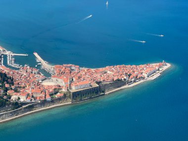 İstriya yarımadası ve İstriya kıyısı veya Istriya (Slovenya ve Hırvatistan) üzerindeki Panoramik uçuşun havadan görünüşü - na poluotok Istru i istarsko primorje iz zraka (Hrvatska)