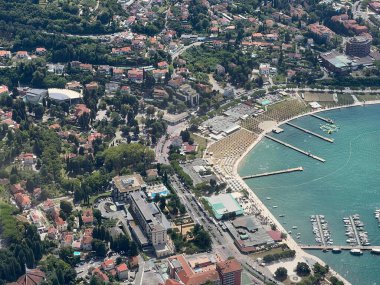 İstriya yarımadası ve İstriya kıyısı veya Istriya (Slovenya ve Hırvatistan) üzerindeki Panoramik uçuşun havadan görünüşü - na poluotok Istru i istarsko primorje iz zraka (Hrvatska)