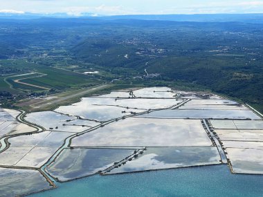 İstriya yarımadası ve İstriya kıyısı veya Istriya (Slovenya ve Hırvatistan) üzerindeki Panoramik uçuşun havadan görünüşü - na poluotok Istru i istarsko primorje iz zraka (Hrvatska)