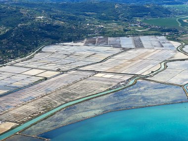 İstriya yarımadası ve İstriya kıyısı veya Istriya (Slovenya ve Hırvatistan) üzerindeki Panoramik uçuşun havadan görünüşü - na poluotok Istru i istarsko primorje iz zraka (Hrvatska)