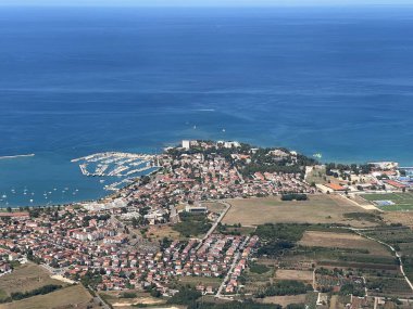 İstriya yarımadası ve İstriya kıyısı veya Istriya (Slovenya ve Hırvatistan) üzerindeki Panoramik uçuşun havadan görünüşü - na poluotok Istru i istarsko primorje iz zraka (Hrvatska)
