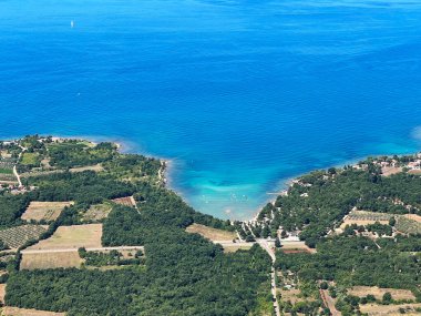 İstriya yarımadası ve İstriya kıyısı veya Istriya (Slovenya ve Hırvatistan) üzerindeki Panoramik uçuşun havadan görünüşü - na poluotok Istru i istarsko primorje iz zraka (Hrvatska)