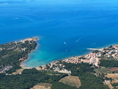 İstriya yarımadası ve İstriya kıyısı veya Istriya (Slovenya ve Hırvatistan) üzerindeki Panoramik uçuşun havadan görünüşü - na poluotok Istru i istarsko primorje iz zraka (Hrvatska)