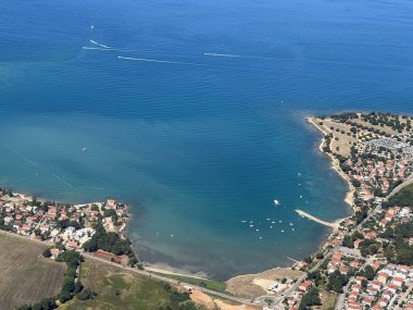 İstriya yarımadası ve İstriya kıyısı veya Istriya (Slovenya ve Hırvatistan) üzerindeki Panoramik uçuşun havadan görünüşü - na poluotok Istru i istarsko primorje iz zraka (Hrvatska)