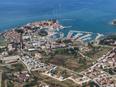 İstriya yarımadası ve İstriya kıyısı veya Istriya (Slovenya ve Hırvatistan) üzerindeki Panoramik uçuşun havadan görünüşü - na poluotok Istru i istarsko primorje iz zraka (Hrvatska)