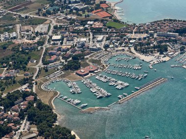 İstriya yarımadası ve İstriya kıyısı veya Istriya (Slovenya ve Hırvatistan) üzerindeki Panoramik uçuşun havadan görünüşü - na poluotok Istru i istarsko primorje iz zraka (Hrvatska)