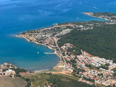 İstriya yarımadası ve İstriya kıyısı veya Istriya (Slovenya ve Hırvatistan) üzerindeki Panoramik uçuşun havadan görünüşü - na poluotok Istru i istarsko primorje iz zraka (Hrvatska)