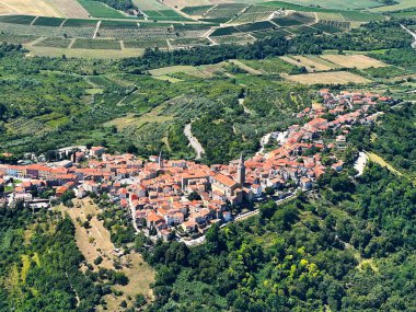 İstriya yarımadası ve İstriya kıyısı veya Istriya (Slovenya ve Hırvatistan) üzerindeki Panoramik uçuşun havadan görünüşü - na poluotok Istru i istarsko primorje iz zraka (Hrvatska)