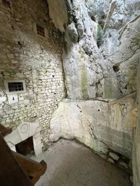 Predjama Şatosu, Postojna Mağara Parkı (Slovenya) - Die Burg Predjama, Park der Hoehle von Postojna (Slowenien) - Predjamski mezunu, Park Postojnska jama (Slovenya))