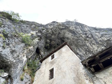 Predjama Şatosu, Postojna Mağara Parkı (Slovenya) - Die Burg Predjama, Park der Hoehle von Postojna (Slowenien) - Predjamski mezunu, Park Postojnska jama (Slovenya))