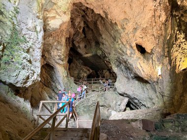 Predjama Şatosu, Postojna Mağara Parkı (Slovenya) - Die Burg Predjama, Park der Hoehle von Postojna (Slowenien) - Predjamski mezunu, Park Postojnska jama (Slovenya))