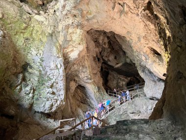 Predjama Şatosu, Postojna Mağara Parkı (Slovenya) - Die Burg Predjama, Park der Hoehle von Postojna (Slowenien) - Predjamski mezunu, Park Postojnska jama (Slovenya))