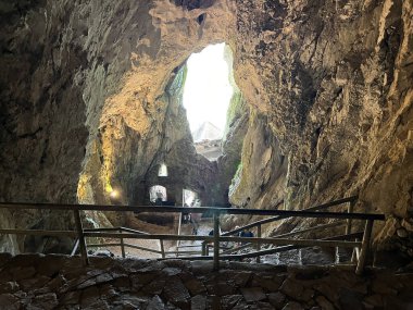 Predjama Şatosu, Postojna Mağara Parkı (Slovenya) - Die Burg Predjama, Park der Hoehle von Postojna (Slowenien) - Predjamski mezunu, Park Postojnska jama (Slovenya))