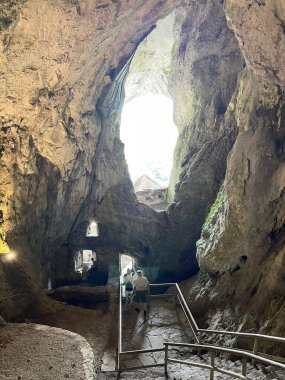 Predjama Şatosu, Postojna Mağara Parkı (Slovenya) - Die Burg Predjama, Park der Hoehle von Postojna (Slowenien) - Predjamski mezunu, Park Postojnska jama (Slovenya))