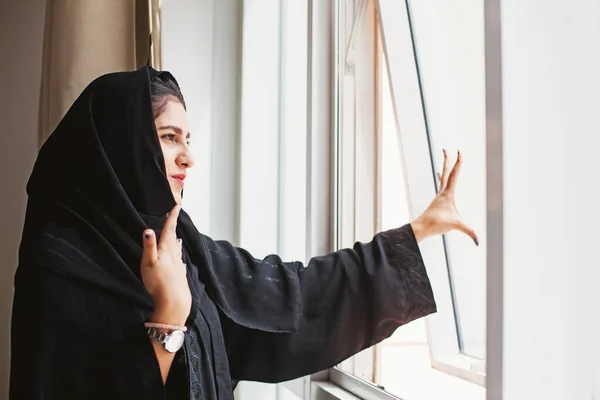Ung Muslimsk Kvinna Öppnar Fönstret Grund Extrem Sommarvärme Dubai — Stockfoto
